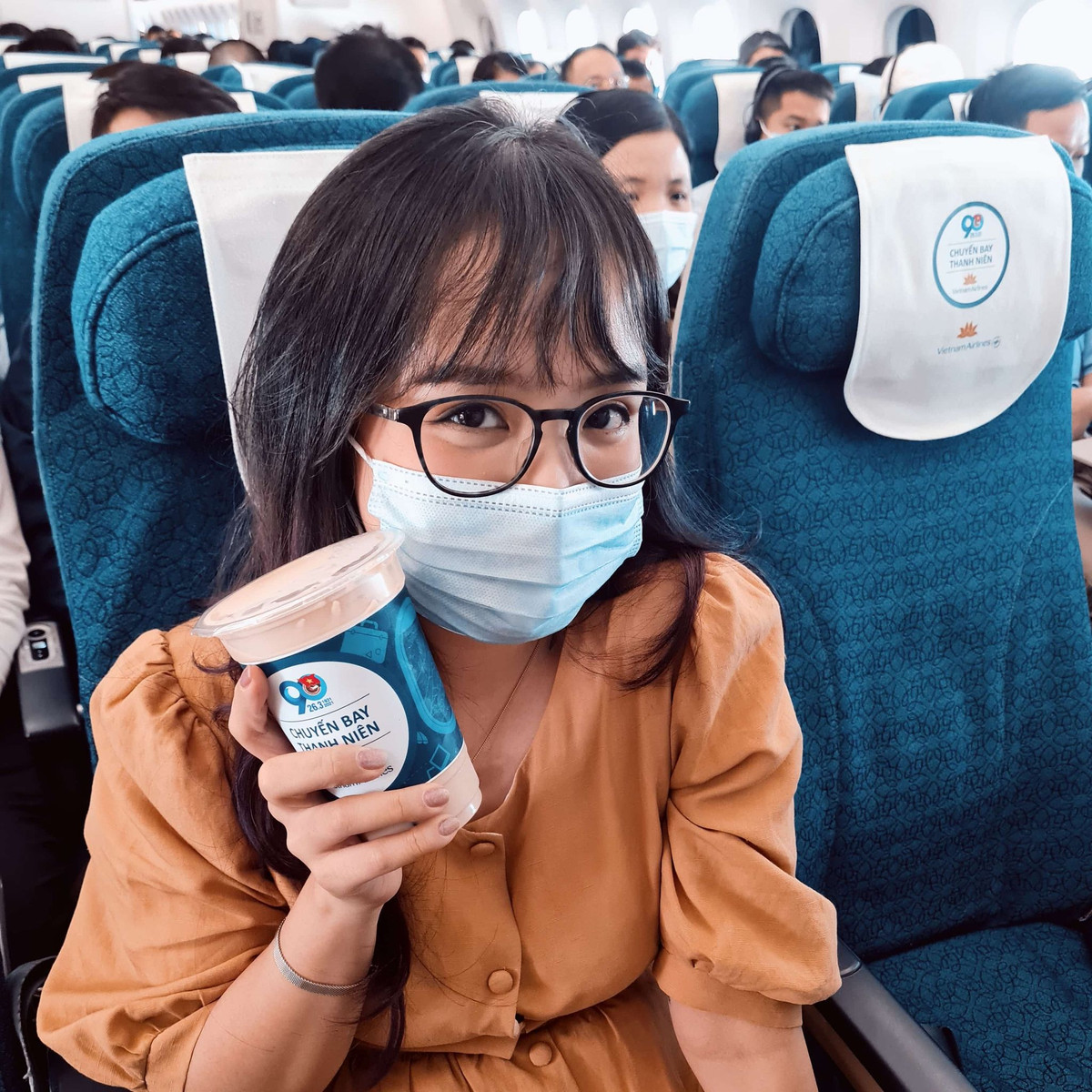 Không chỉ có thưởng thức được hương vị, các bạn trẻ còn có những bức ảnh check-in với thứ đồ uống yêu thích ngay trên máy bay thể hiện độ sang chảnh.