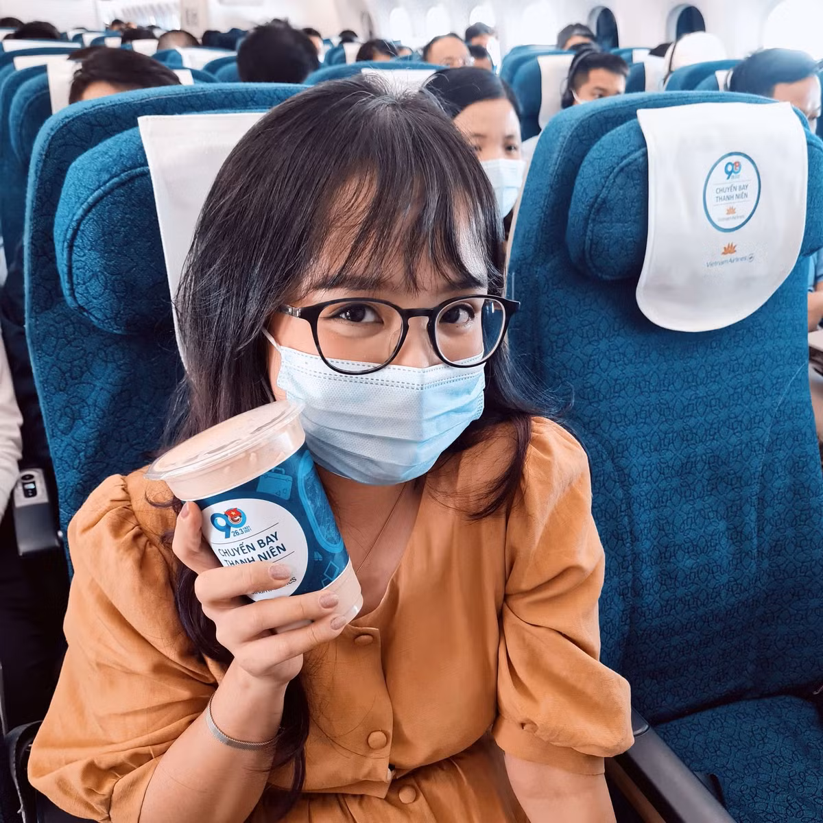 Không chỉ có thưởng thức được hương vị, các bạn trẻ còn có những bức ảnh check-in với thứ đồ uống yêu thích ngay trên máy bay thể hiện độ sang chảnh.