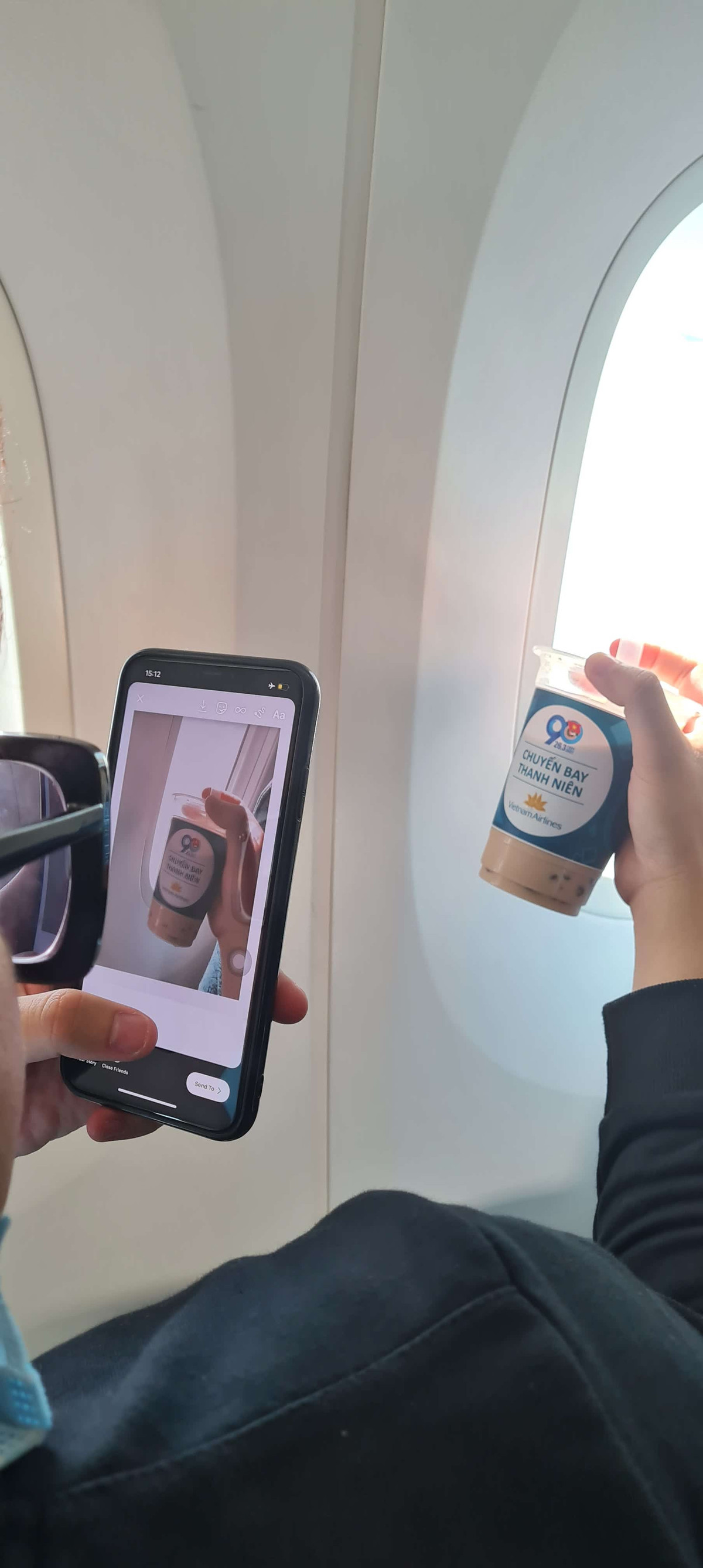 Theo tìm hiểu, những bức ảnh check-in trà sữa trên máy bay trên nằm trong chuyến bay thanh niên nhân dịp kỉ niệm 90 năm thành lập Đoàn Thanh niên Cộng sản Hồ Chí Minh 26/3/1931 - 26/3/2021.