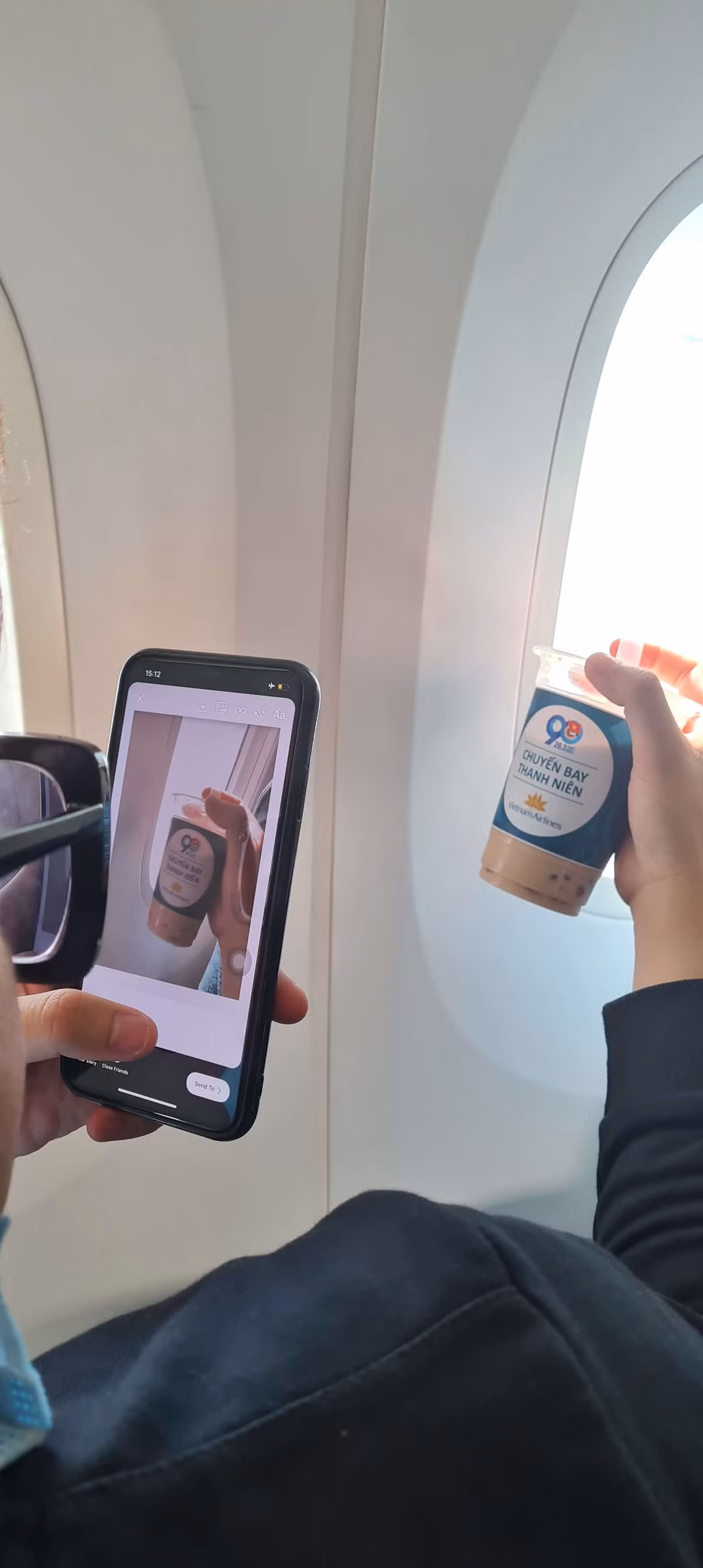 Theo tìm hiểu, những bức ảnh check-in trà sữa trên máy bay trên nằm trong chuyến bay thanh niên nhân dịp kỉ niệm 90 năm thành lập Đoàn Thanh niên Cộng sản Hồ Chí Minh 26/3/1931 - 26/3/2021.