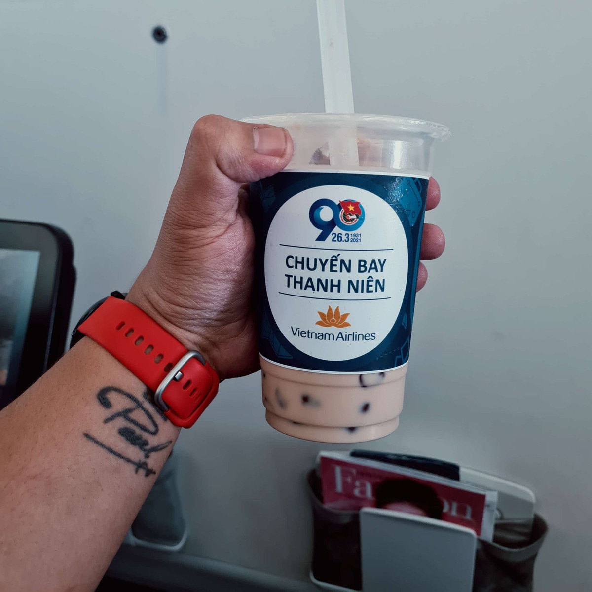 Hãy tưởng tượng rằng ngồi chuyến bay dài vài tiếng được thưởng thức ly trà sữa ngon lành thì các bạn trẻ sung sướng ra sao.