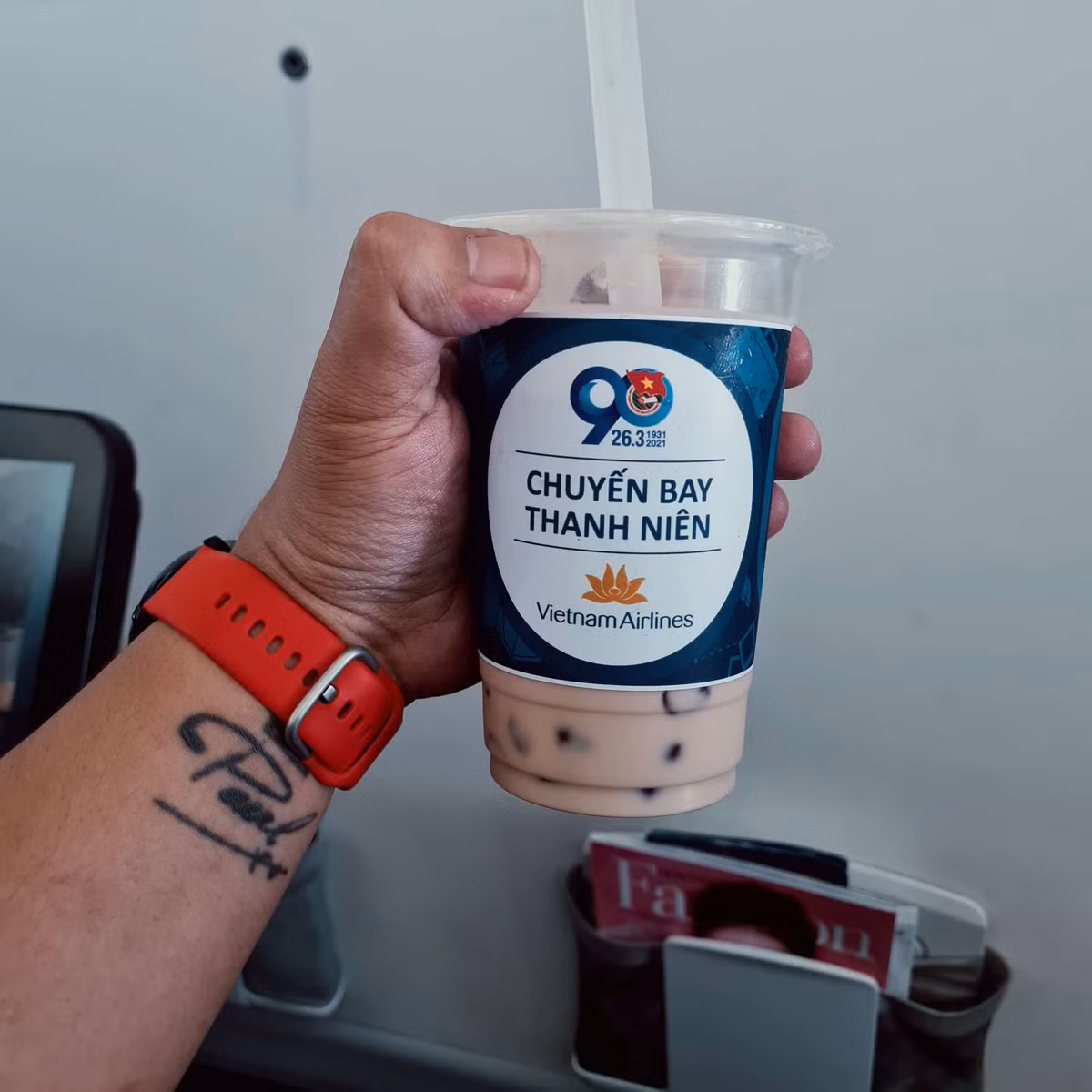 Hãy tưởng tượng rằng ngồi chuyến bay dài vài tiếng được thưởng thức ly trà sữa ngon lành thì các bạn trẻ sung sướng ra sao.