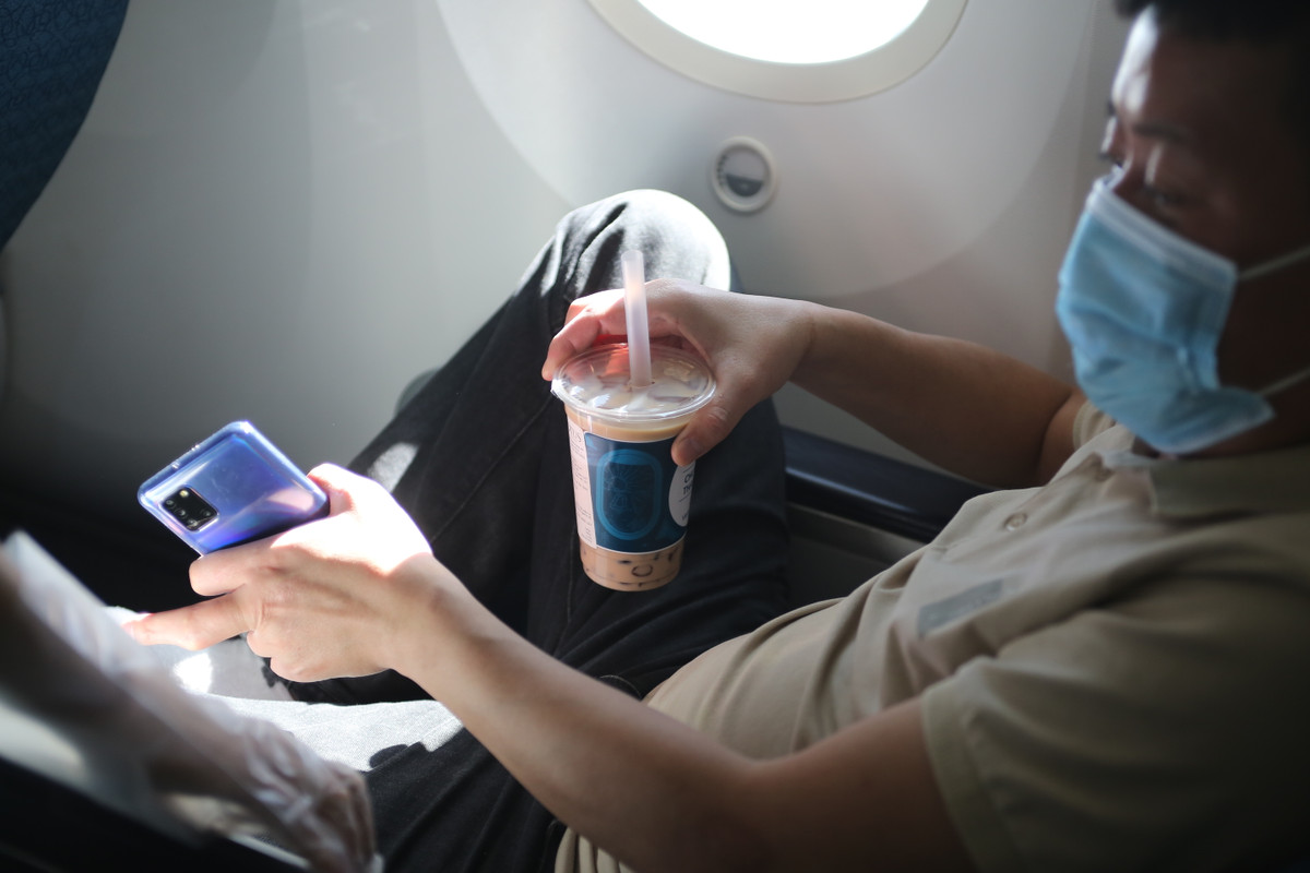 Cụ thể, một số thành viên mạng xã hội để lại bình luận: "Ước gì có những bức ảnh check-in trà sữa sang chảnh như này" hay "Nhìn thôi đã thấy sang chảnh, uống trà sữa theo phong cách 5 sao là có thật"...