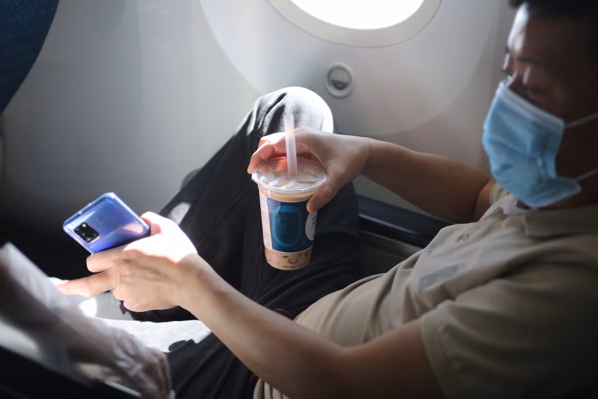 Cụ thể, một số thành viên mạng xã hội để lại bình luận: "Ước gì có những bức ảnh check-in trà sữa sang chảnh như này" hay "Nhìn thôi đã thấy sang chảnh, uống trà sữa theo phong cách 5 sao là có thật"...