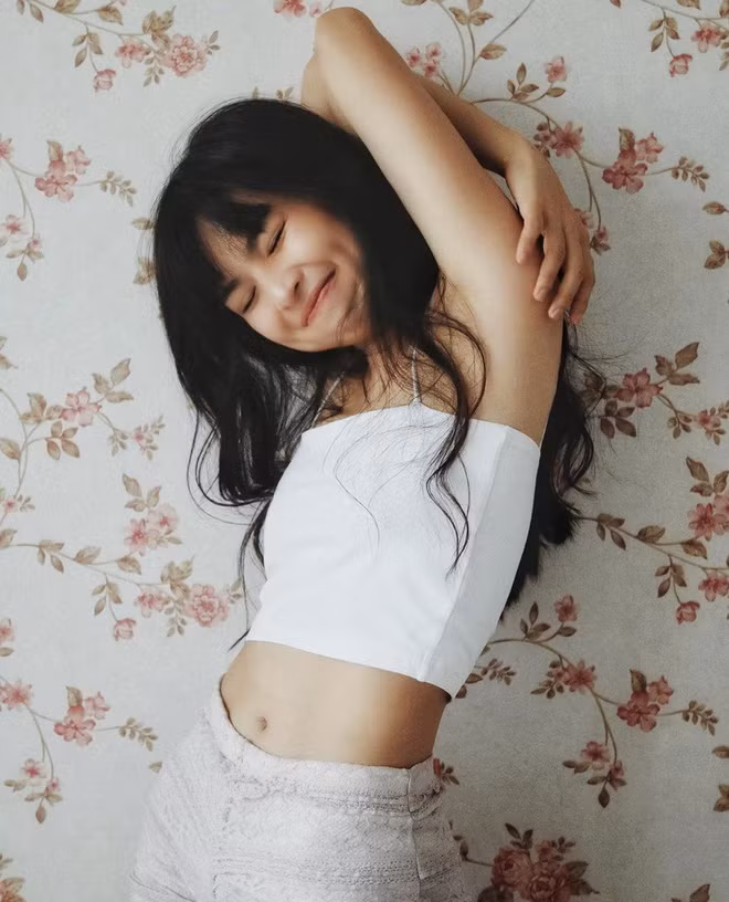 Tuy nhiên, theo đánh giá của một số netizen, hot girl Mắt Biếc lại thuộc tuýp body khi trồi khi sụt.