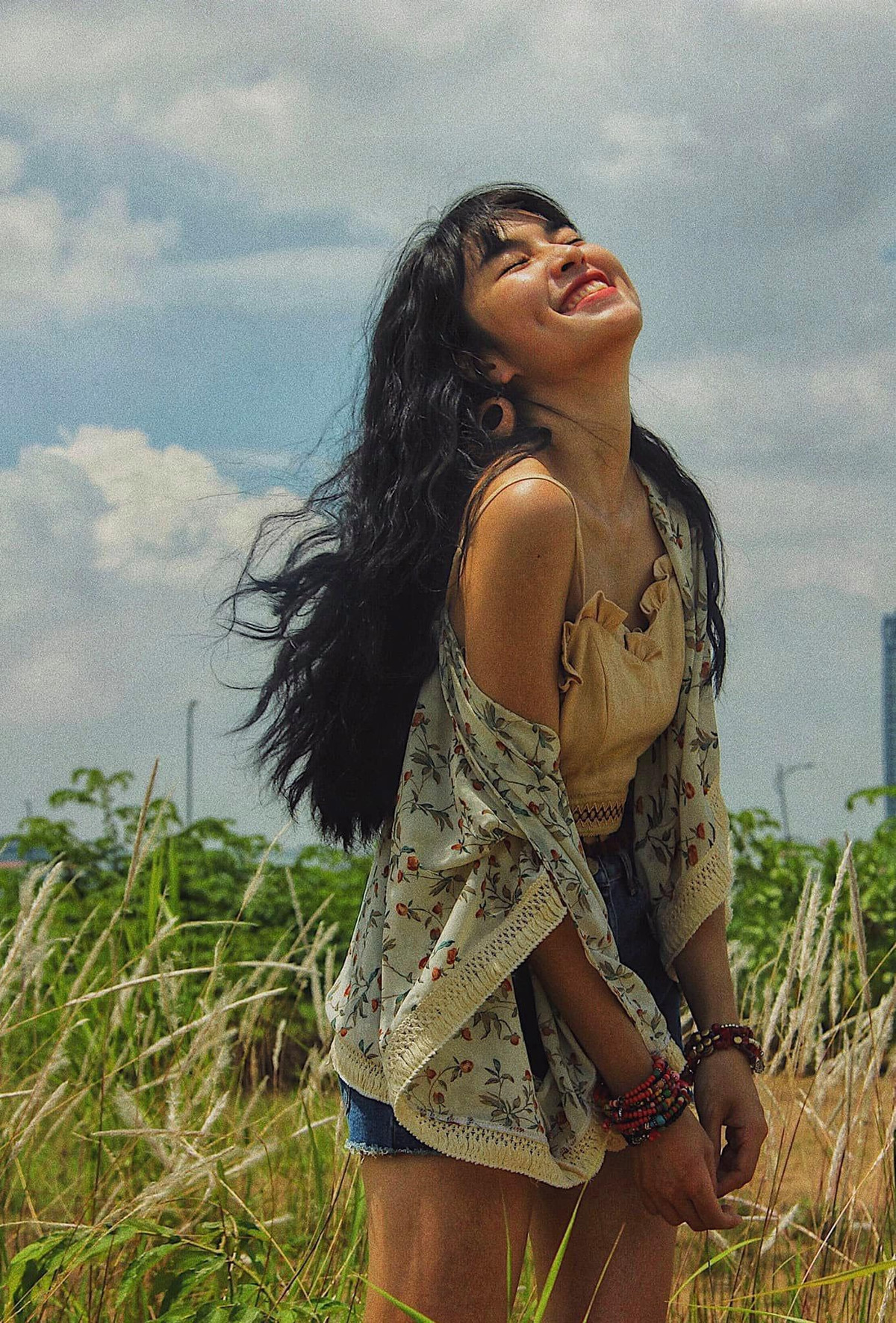 Cũng trên trang cá nhân, Khánh Vân từng đăng bức ảnh gợi cảm với bộ ảnh táo bạo lấp ló nội y bên trong. Điểm nhấn của hot girl Mắt Biếc không nằm ở vòng 1 mà lại đến từ vòng eo con kiến siêu đẹp.