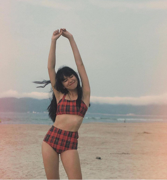 Phải thừa nhận rằng, bên cạnh gương mặt luôn xinh tươi, giữ vững phong độ trên đường đua nhan sắc, thân hình của Khánh Vân lại thuộc dạng "không phải dạng vừa đâu".