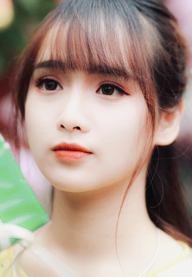 Theo Phan Hằng chia sẻ, thời cấp hai cô bạn phải dối diện với quá nhiều cú sốc cả về vật chất lẫn tinh thần. Nữ sinh khoa Răng Hàm Mặt ngày ấy phải nghỉ học thêm chỉ vì lí do không có tiền nộp học.