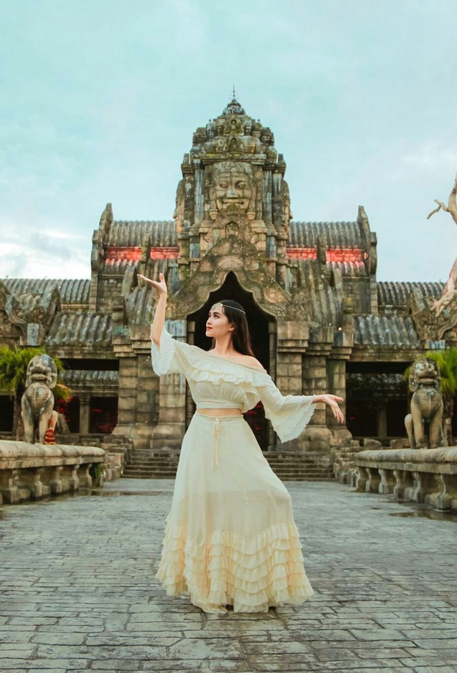 Thấu hiểu và thương bố mẹ vất vả, Phan Hằng đành bỏ lại ước mơ trở thành BTV để lựa chọn một hướng đi khác phù hợp với hoàn cảnh của gia đình khi ấy. Nhờ sự động viên của người ông, vốn là một bác sĩ và sự ủng hộ của người thân, Phan Hằng quyết định dự thi vào trường ĐH Y Hà Nội và xuất sắc trở thành cô sinh viên khoa Răng Hàm Mặt.