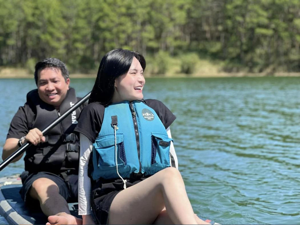 Đáng nói, Đoàn Di Băng còn tiết lộ: "Cách nhà 200m lại có 1 nơi đẹp đến thế này sao" khiến netizen đoán già đoán non có phải bà xã Quốc Vũ đã sở hữu một cơ ngơi tại Đà Lạt.