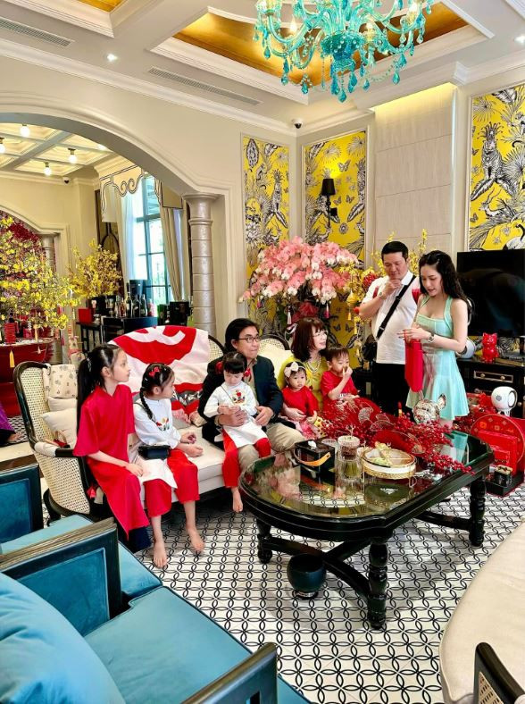 Trước đó, người đẹp họ Đoàn cũng thu hút nhiều sự chú ý với dự án xây dựng biệt thự do NTK Thái Công thiết kế với tổng chi phí lên đến khoảng 400 tỷ đồng.