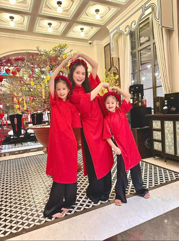 Nếu đúng như thế thì người hâm mộ lại càng trồ trầm vì để sở hữu một căn nhà ở nơi có khung cảnh đẹp lý tưởng, có hồ nước trong xanh tựa ở "trời Tây" cách đó chỉ 200m thế này là điều không dễ dàng". Nữ đại gia xinh đẹp cho biết thêm.