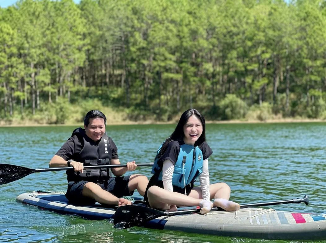 Mới đây, "nữ đại gia quận 7" chia sẻ loạt ảnh check-in tại Đà Lạt với khung cảnh hồ nước vô cùng đẹp mắt và yên bình.