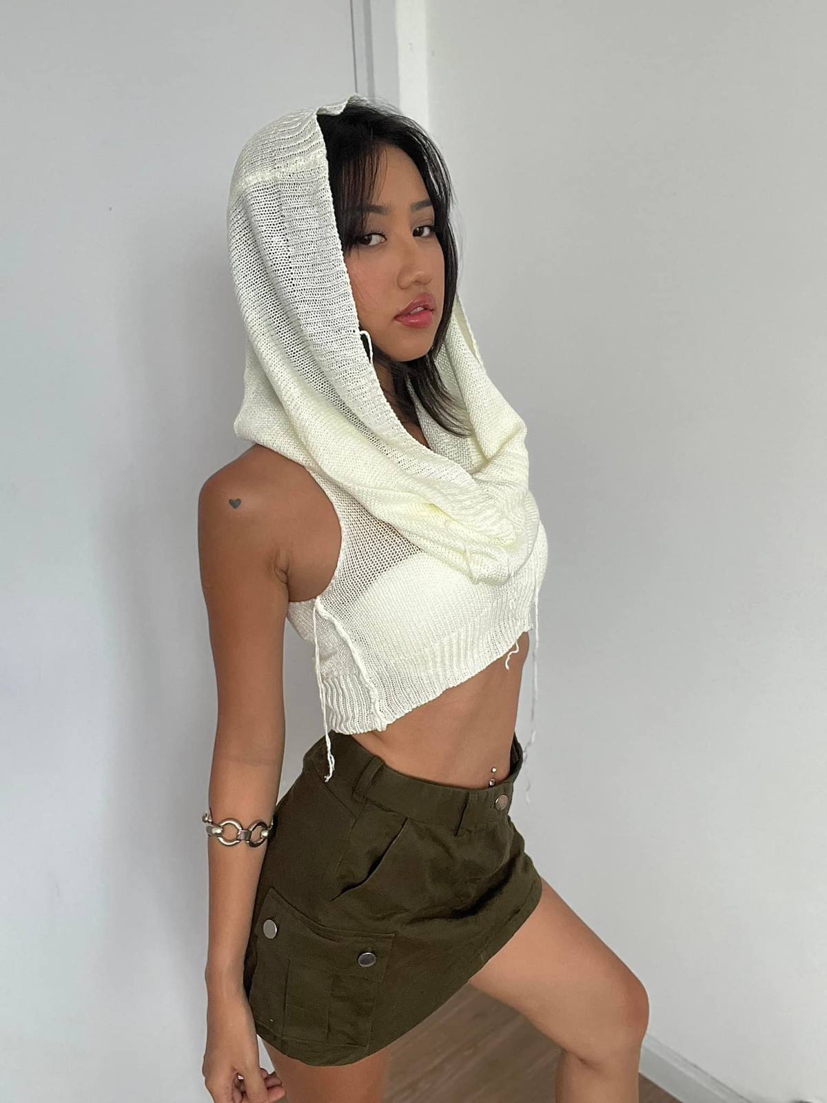 Ở phần bình luận nhiều người để lại bình luận ngưỡng mộ với tình cảm của cặp đôi: “Coi clip của chị cảm thấy có người yêu thật thích”, “Đúng là bạn trai nhà người ta”, Dễ thương quá”,...