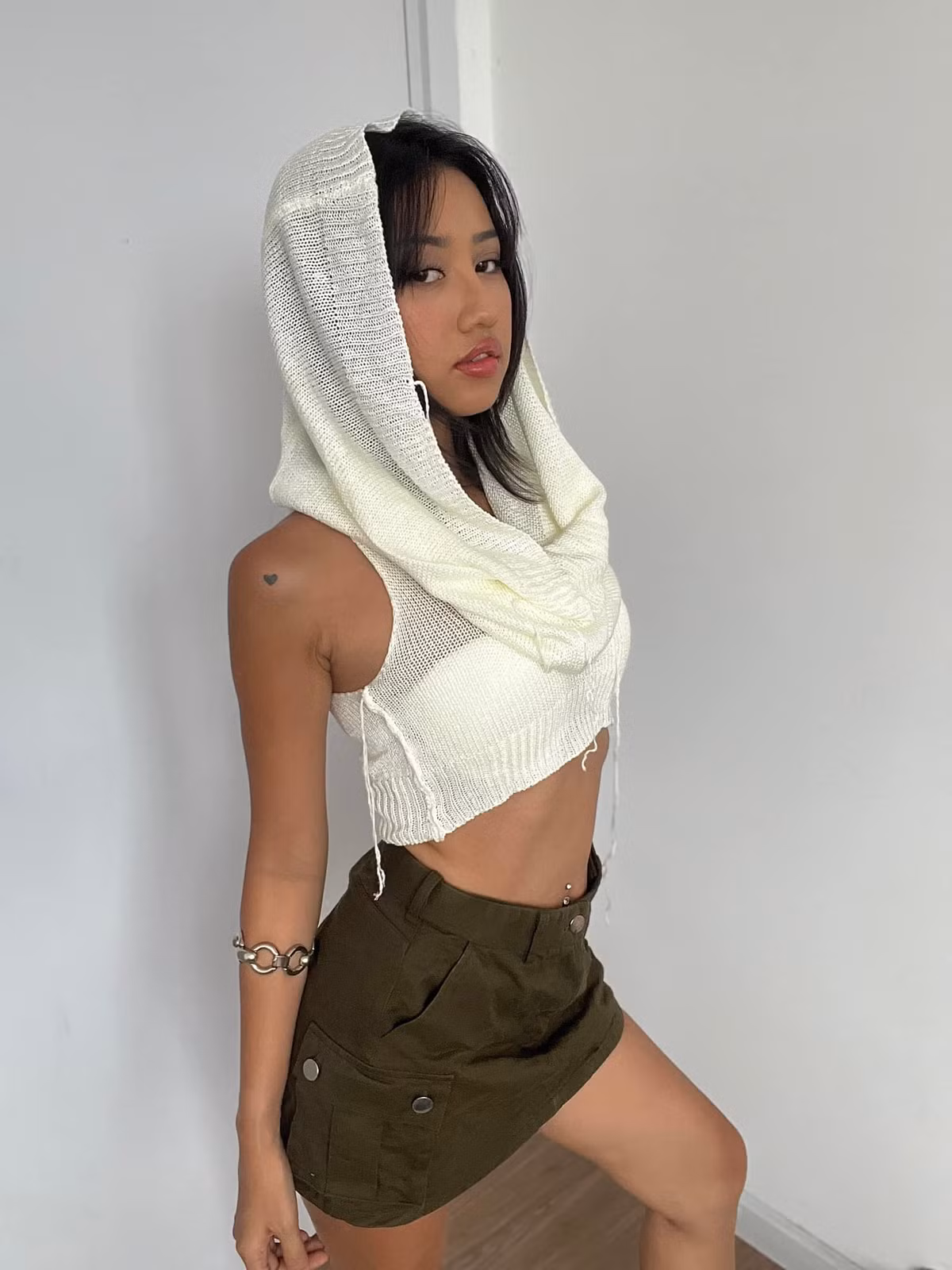 Ở phần bình luận nhiều người để lại bình luận ngưỡng mộ với tình cảm của cặp đôi: “Coi clip của chị cảm thấy có người yêu thật thích”, “Đúng là bạn trai nhà người ta”, Dễ thương quá”,...