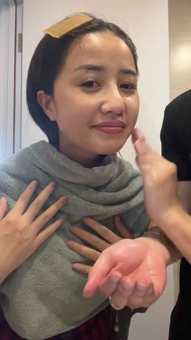 Không chỉ nói suông, Vũ Khang còn thể hiện sự lo lắng cho bạn gái bằng hành động chu đáo: “Trước ngày phẫu thuật của tui mấy tháng, ổng đã lên mạng tìm hiểu về các cơ sở thẩm mỹ, về chế độ chăm sóc hậu phẫu như ăn uống kiêng cữ,...”.