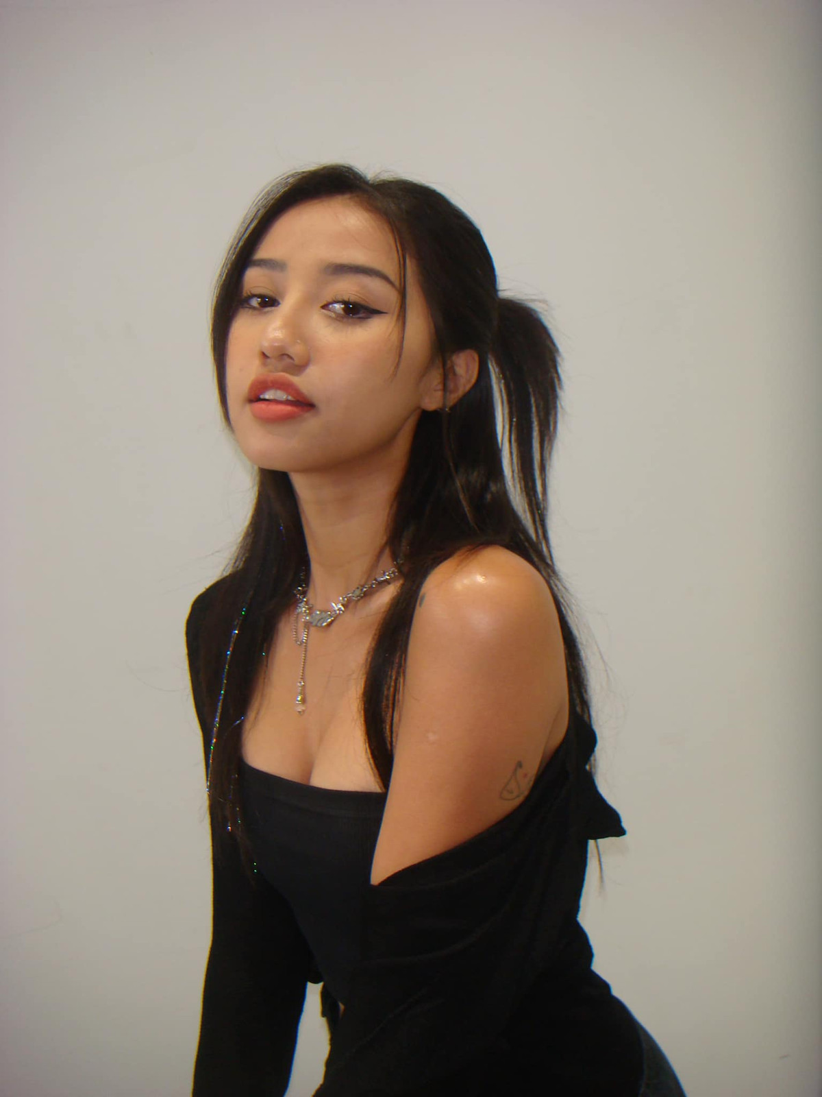 Trước những ý kiến trên, Trịnh Thảo cho biết: “Cũng có lúc này lúc kia đó mọi người, không có mối quan hệ nào luôn luôn vui vẻ với nhau được hết nhưng quan trọng được yêu là vui”.