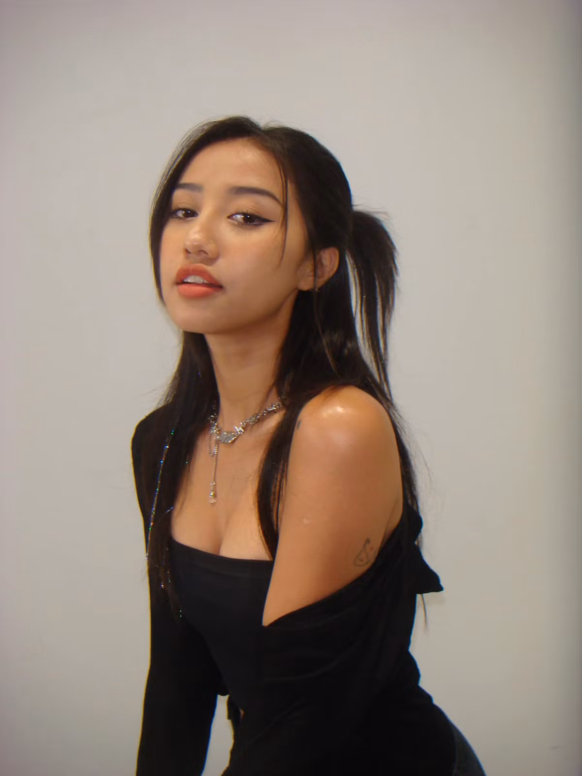 Trước những ý kiến trên, Trịnh Thảo cho biết: “Cũng có lúc này lúc kia đó mọi người, không có mối quan hệ nào luôn luôn vui vẻ với nhau được hết nhưng quan trọng được yêu là vui”.