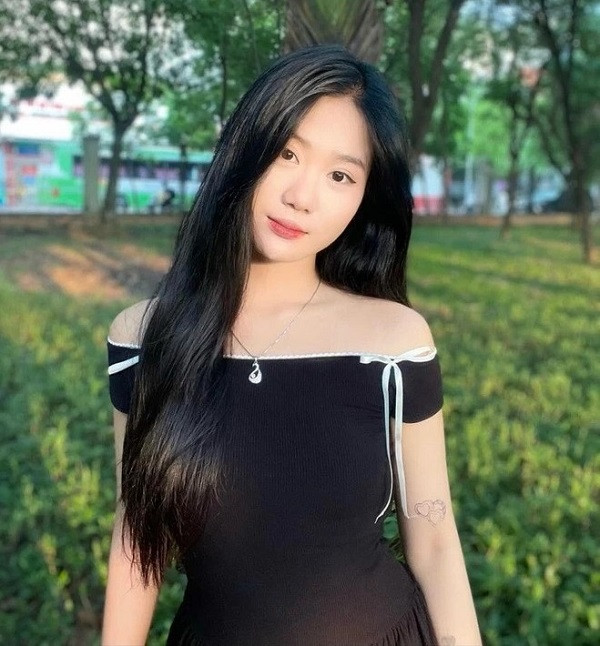 Phanh nè (tên thật là Lê Phương Anh, sinh năm 2002) - TikToker với 663k trở thành cái tên được cư dân mạng quan tâm.