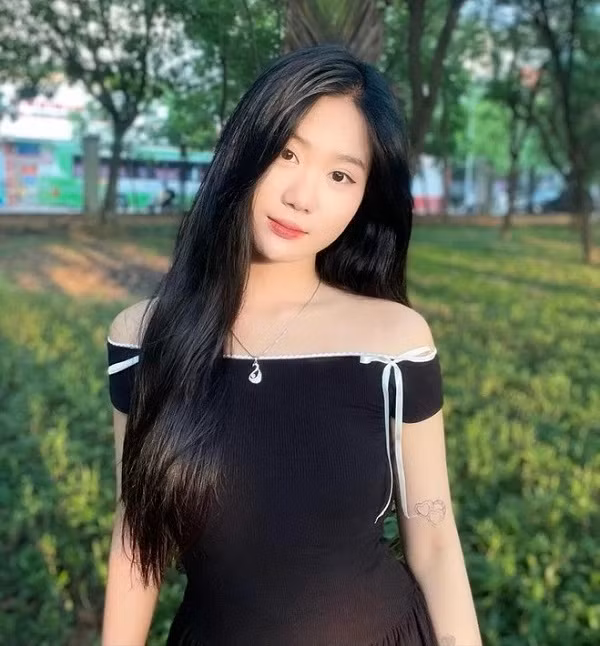 Phanh nè (tên thật là Lê Phương Anh, sinh năm 2002) - TikToker với 663k trở thành cái tên được cư dân mạng quan tâm.