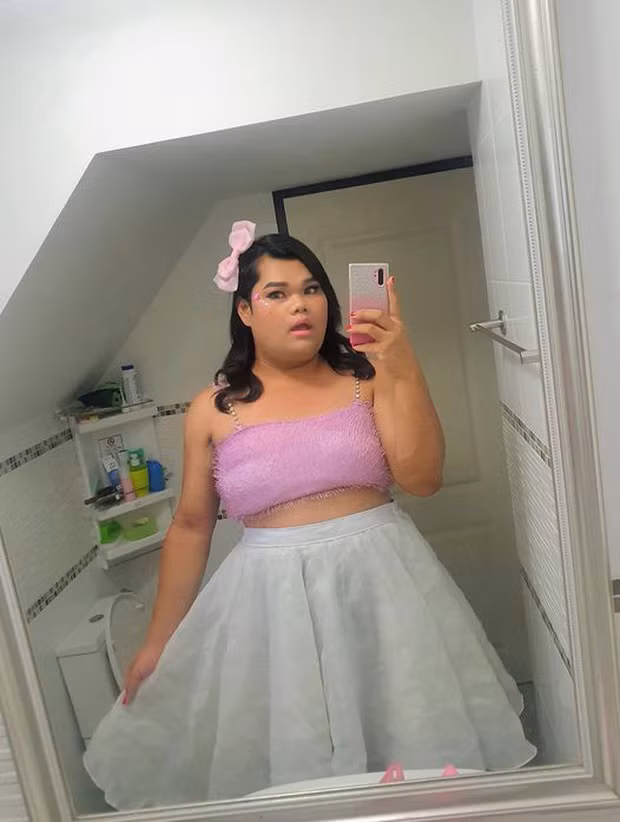 Happy Polla cũng có nguồn thu ổn định từ việc viết bài quảng cáo, tham gia một vài sự kiện giải trí. Kiếm ra tiền, cô nàng cũng tự thưởng cho bản thân những chuyến du lịch đến nhiều quốc gia trên thế giới.