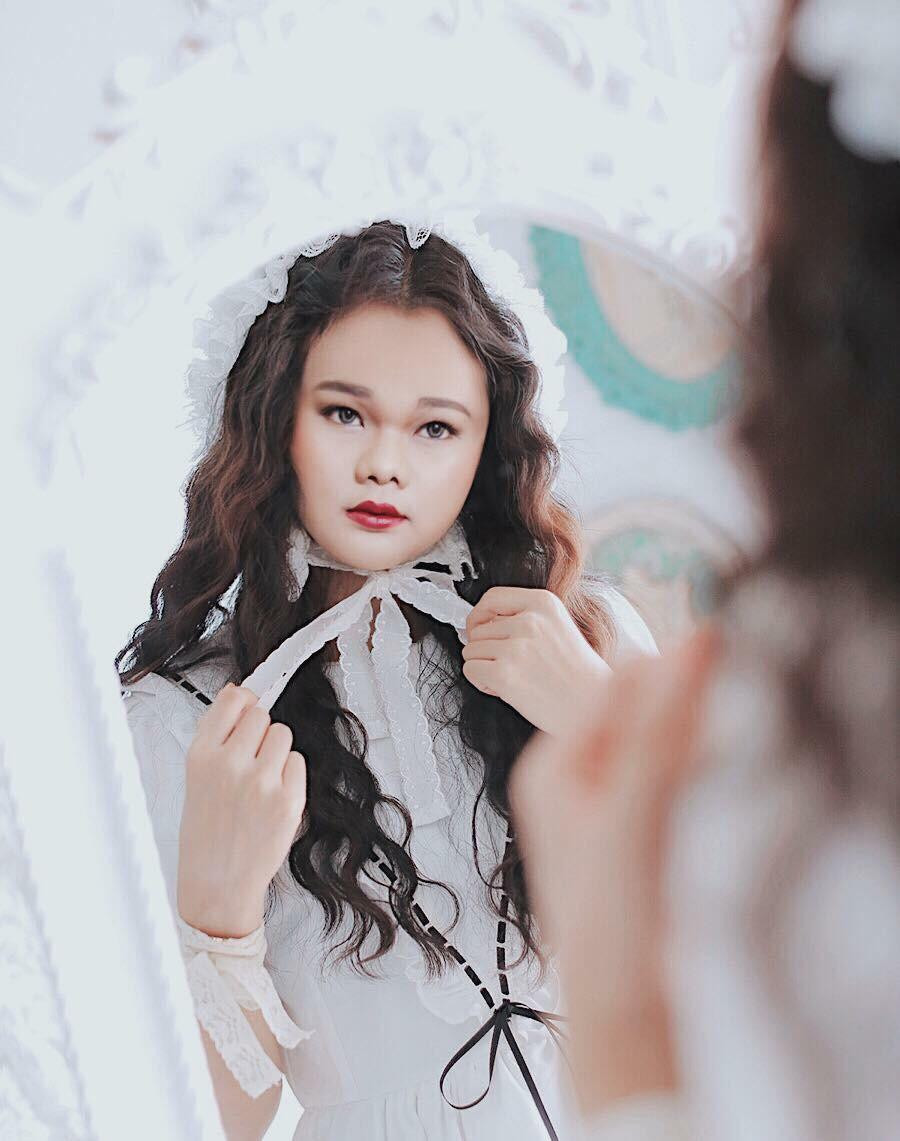 Kèm theo hình ảnh, cô còn đăng tải theo dòng trạng thái cực tự tin: "Can I be your girlfriend?".