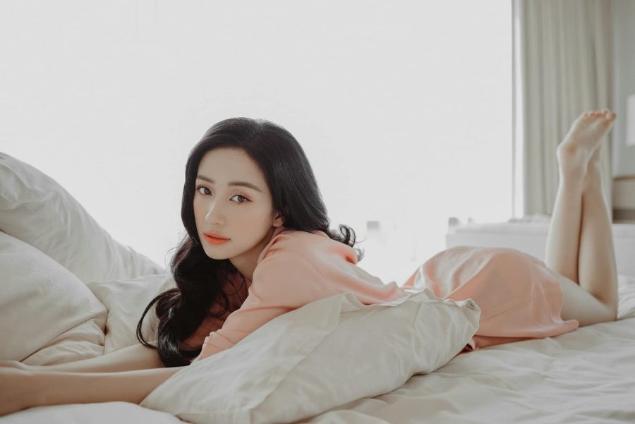 Cụ thể, dưới phần bình luận bức ảnh mới đăng của Jun Vũ, cư dân mạng bình luận: "Quá đẹp", "bung lụa quá trời", "bỏng mắt",...