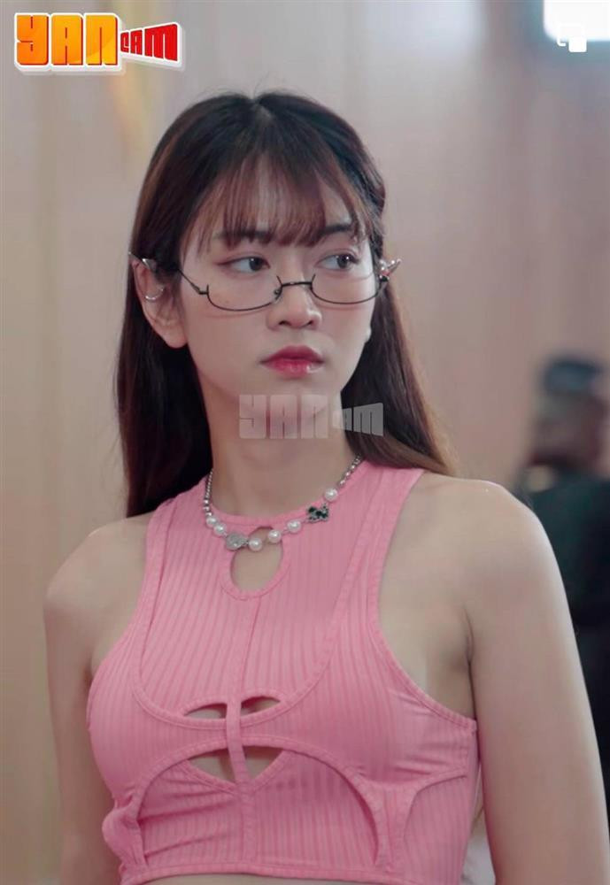 Mỗi lần lộ diện, nhan sắc của Lê Bống luôn là tâm điểm bàn tán. Mới nhất, cô nàng tham gia một sự kiện, góp mặt nhiều tên tuổi có tiếng