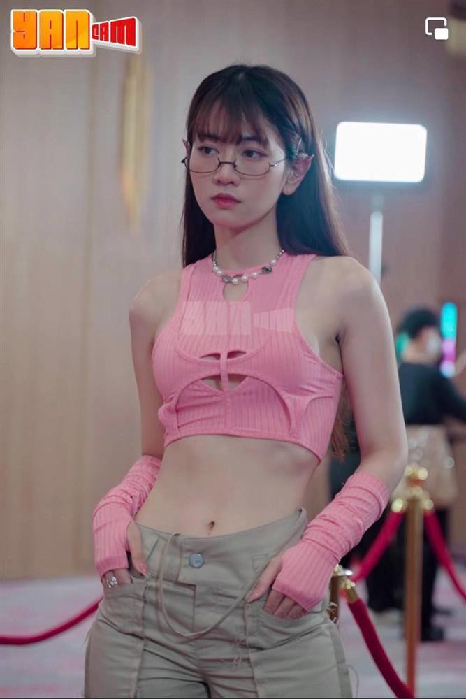 Tại đây, Lê Bống diện áo croptop màu hồng phấn kết hợp với quần ống thụng, khoe trọn vòng 1 không chút mỡ thừa