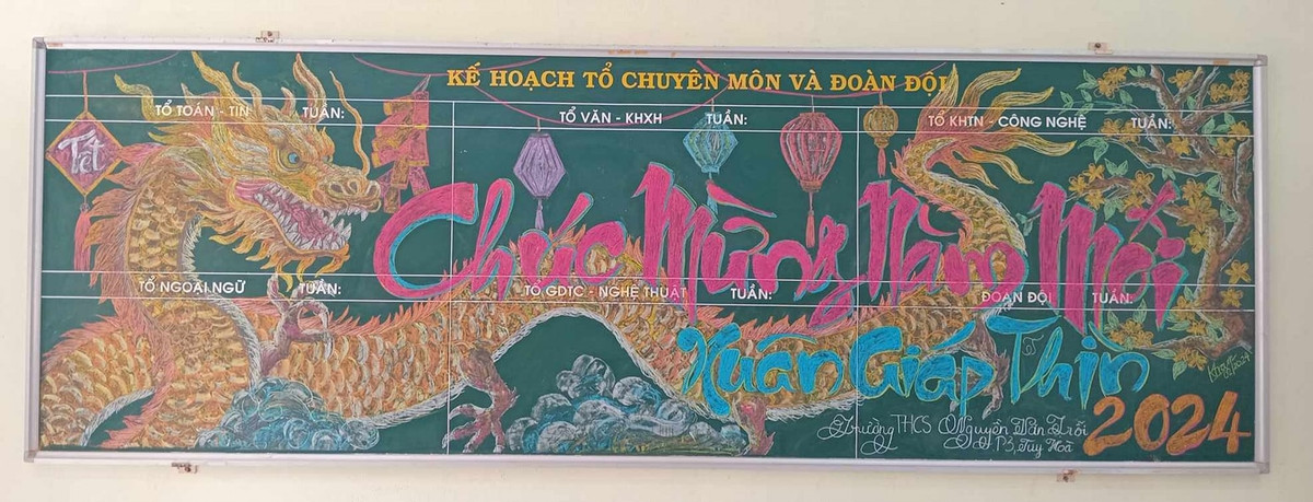 Cô Ngọc là người hỗ trợ, còn đảm nhiệm vẽ chính là cô Phùng Thị Huỳnh Hiền- giáo viên dạy Mỹ thuật.