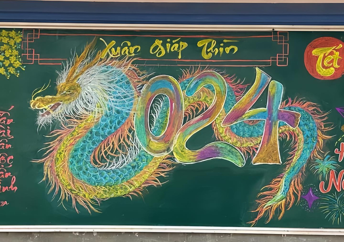 “Rồng được coi là biểu tượng của tăng trưởng, may mắn nên chúng tôi muốn vẽ để cầu mong một năm mới mọi sự hanh thông đến với các em và gia đình. Bức tranh được các em học sinh rất thích, rất hào hứng. Chỉ cần cô đùa rằng xoá bảng là cả lớp đều năn nỉ xin để lại”, nữ giáo viên vui vẻ nói.