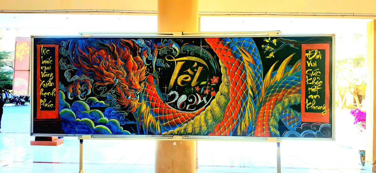 Để thực hiện bức tranh này, hai cô giáo mất khoảng 3-4 ngày: “Chúng tôi bắt đầu vẽ trong tuần này, tranh thủ lúc rảnh rỗi như giờ nghỉ tiết để vẽ, có hôm vẽ vào sau buổi tan trường”.