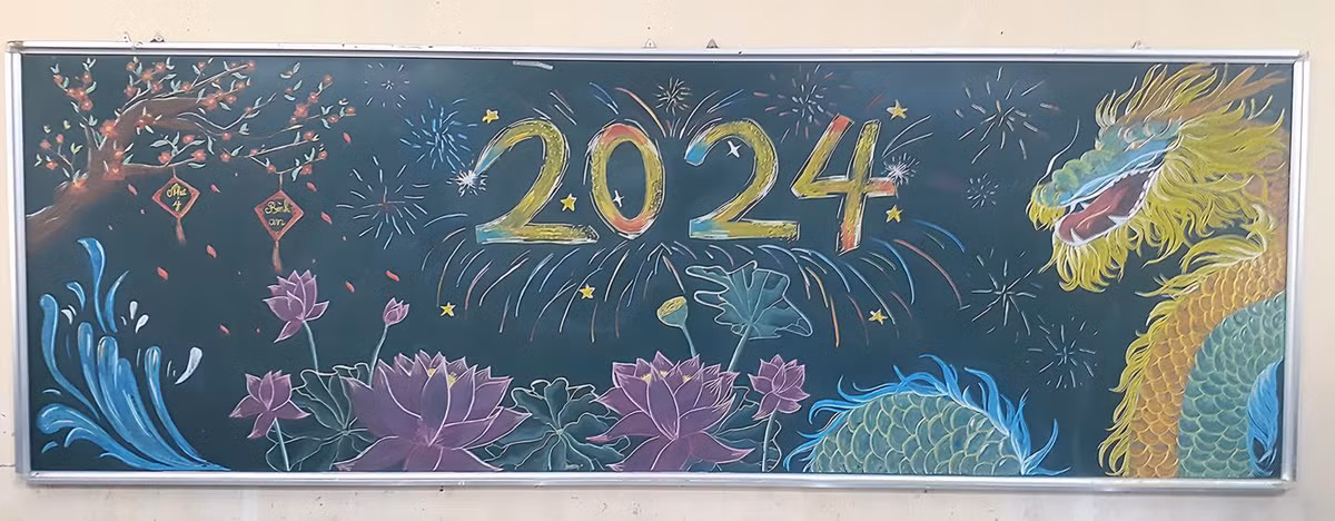 Những hình vẽ tuy đơn giản nhưng nhiều sắc màu, cô Ngọc hi vọng thông qua đó sẽ giúp cô gắn kết, gần gũi với học sinh hơn cũng như tạo sự hứng thú cho em học sinh khi đến lớp. “Tôi muốn tạo sự gần gũi, thân quen và mong các em ham đến trường hơn”, cô Ngọc nói.