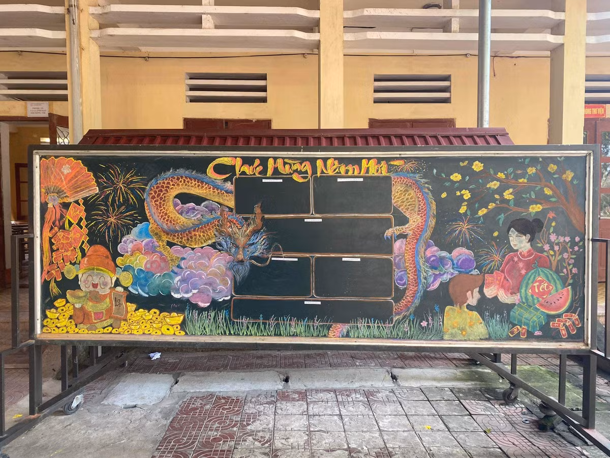 Đây không phải là lần đầu tiên cô Ngọc vẽ tranh lên bảng. Cô giáo 9X này chia sẻ, tuy không phải là giáo viên dạy Mỹ thuật nhưng cô vẫn thường dùng phấn màu để trang trí bảng vào những ngày lễ, Tết, kỷ niệm… Khi cô vẽ, học sinh rất thích thú xem.