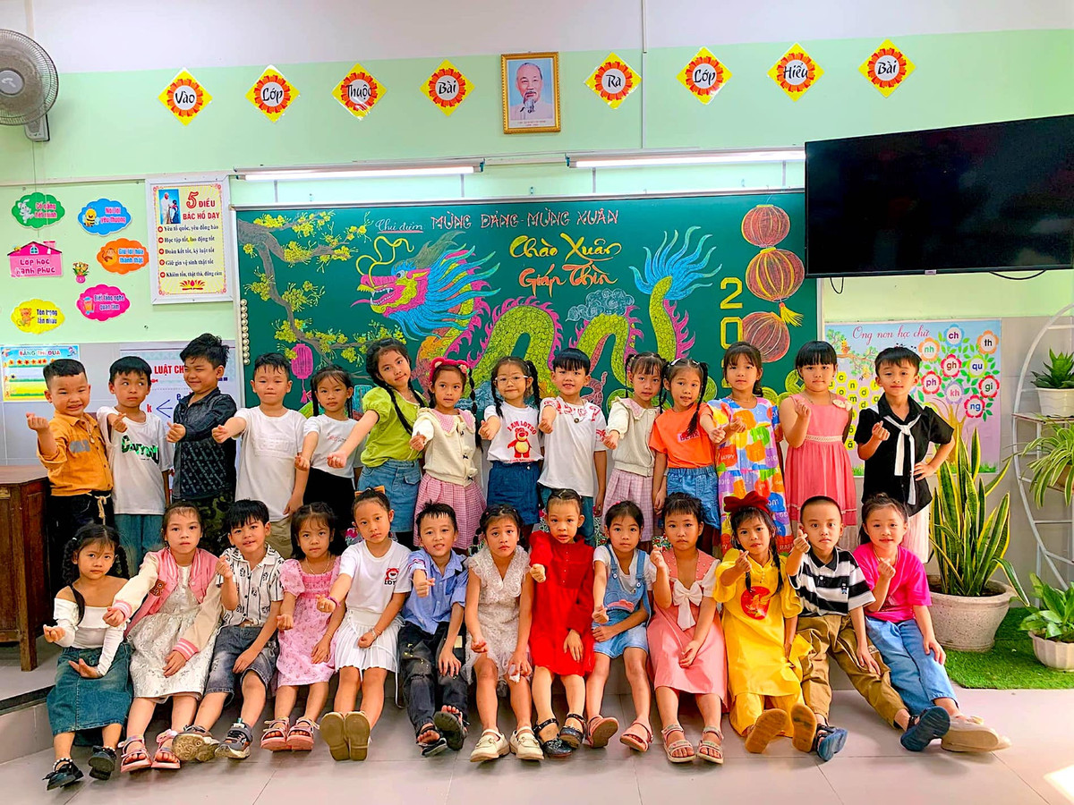 Cô Hiền cho hay, do năm nay là năm con rồng nên cô quyết định vẽ con vật của năm để chúc mừng năm mới.