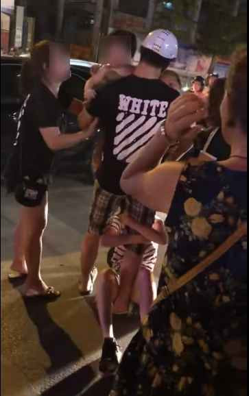 Chuyên gia Trịnh Trung Hòa cũng nói, việc vợ chồng chung sống với nhau bao lâu, có xích mích về tình cảm thì nên tự giải quyết, không nên có hành động bồng bột. Bởi việc này không chỉ ảnh hưởng đến hai người, mà còn là “đòn giáng” vào tâm lý của con cái. Ảnh minh hoạ.