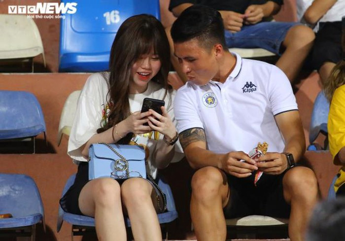 Sau sự cố Quang Hải bị hack facebook, Huỳnh Anh thường xuyên xuất hiện bên cạnh bạn trai như một cách thể hiện sự ủng hộ. Ảnh: VTC