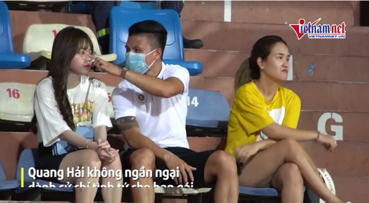 Những khoảnh khắc Quang Hải âu yếm bạn gái trên khán đài được các CĐV truyền tay nhau sau khi trận đấu kết thúc. Ảnh: Vietnamnet