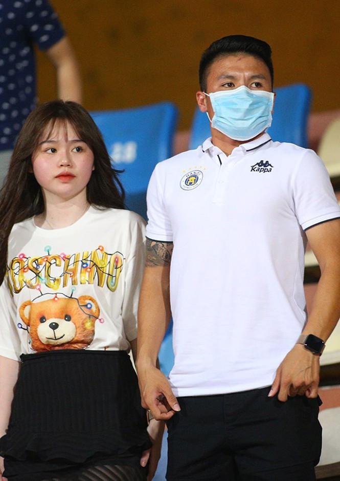 Không bỏ lại Quang Hải sau sự cố bị hack Facebook nhiều dân mạng để lại bình luận cho rằng Huỳnh Anh nghiêm túc với mối quan hệ cùng tiền vệ của ĐTQG Việt Nam.