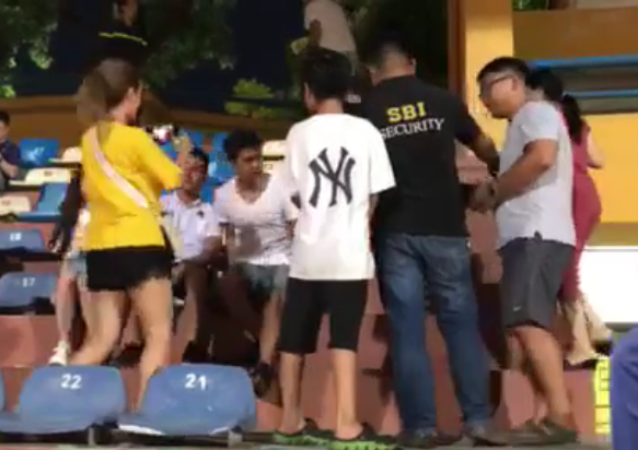 Tuy nhiên vệ sĩ riêng của Quang Hải đã cản các CĐV, giữ cho bộ đôi sự "riêng tư" trên khán đài. Ảnh cắt clip: Tiền Phong