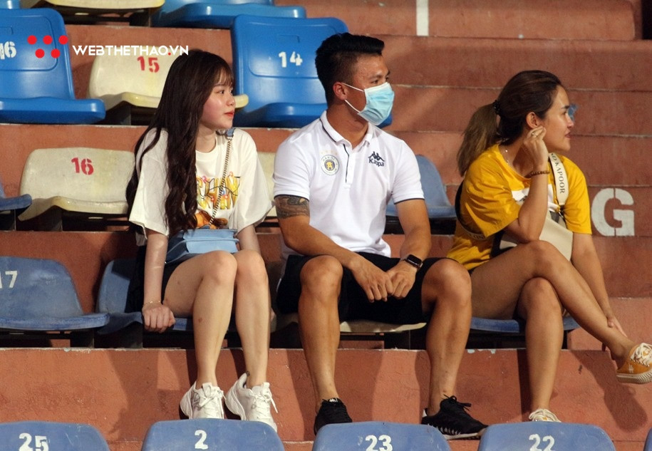 vòng 7 LS V-League 2020 diễn ra với trận đấu tâm điểm là cuộc chạm chán giữa "người anh em" Hà Nội FC và Sài Gòn FC. Do không được đăng kí thi đấu nên Quang Hải và bạn gái Huỳnh Anh theo dõi trên khán đài. Ảnh: Webthethao
