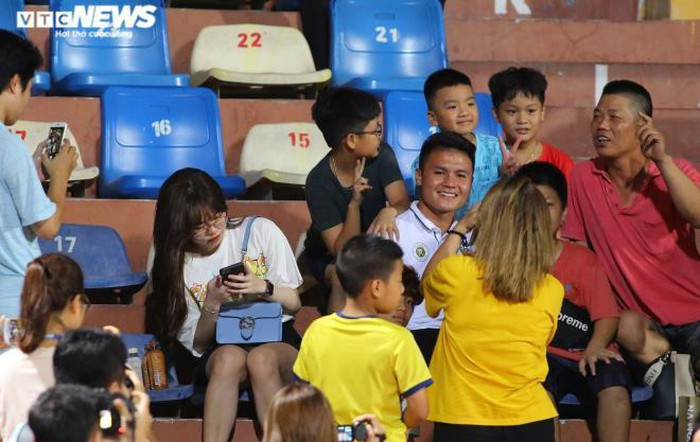 Tuy nhiên, với sự đồng ý của Quang Hải nhiều CĐV may mắn vẫn chụp được ảnh và xin chữ ký thành công tiền vệ ngôi sao này. Ảnh: VTC