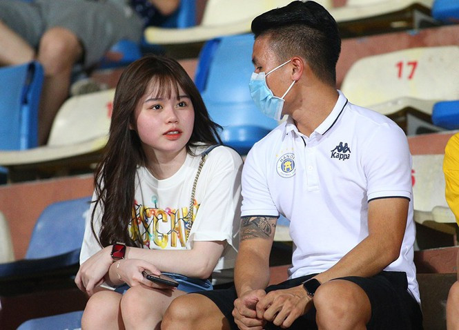 Sự xuất hiện của Quang Hải trên khán đài khiến nhiều CĐV tới xin chữ kí và chụp ảnh chung.