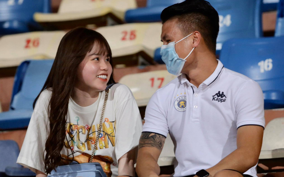 Trên khán đài, Quang Hải và Huỳnh Anh được các phóng viên ghi lại rất nhiều khoảnh khắc "tình bể tình".