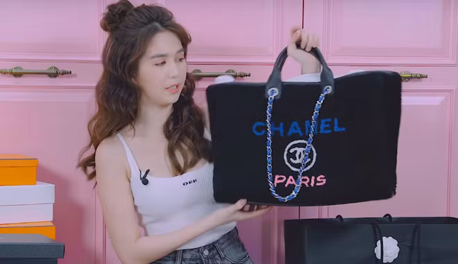 Tủ giày bạc tỷ của Ngọc Trinh, "núi" túi xách đến từ các nhà mốt lớn trên thế giới đều có mặt.