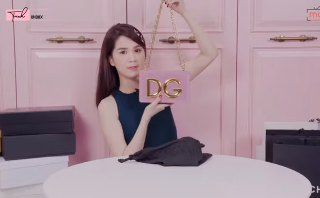 Thời gian qua, Ngọc Trinh gây choáng khi liên tục xuất ngoại, mua sắm một lần vài tỷ đồng để về phục vụ các clip "unboxing" của mình cho fan thỏa mãn.