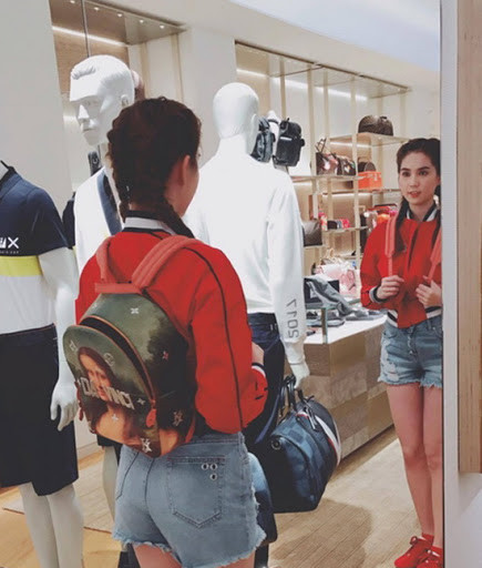 "Nữ hoàng nội y" cũng cho biết thêm cô bị nghiện shopping, đôi khi 1 item, Ngọc Trinh cũng sẽ mua bằng được đủ màu, đủ size chỉ vì thích.