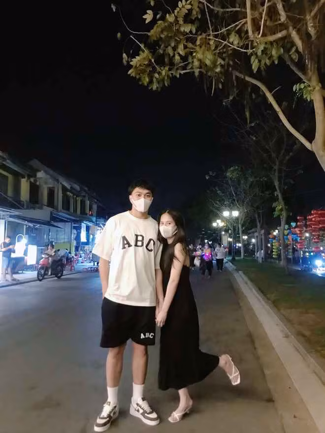 Giống như nhiều gương mặt khác của U23 Việt Nam, Tuấn Hưng cũng đã có bạn gái tên Nguyễn Thanh Tuyền. Cặp đôi bắt đầu hẹn hò từ giữa năm 2018 và đến tháng 3/2021 mới công khai nhân dịp 1000 ngày yêu.