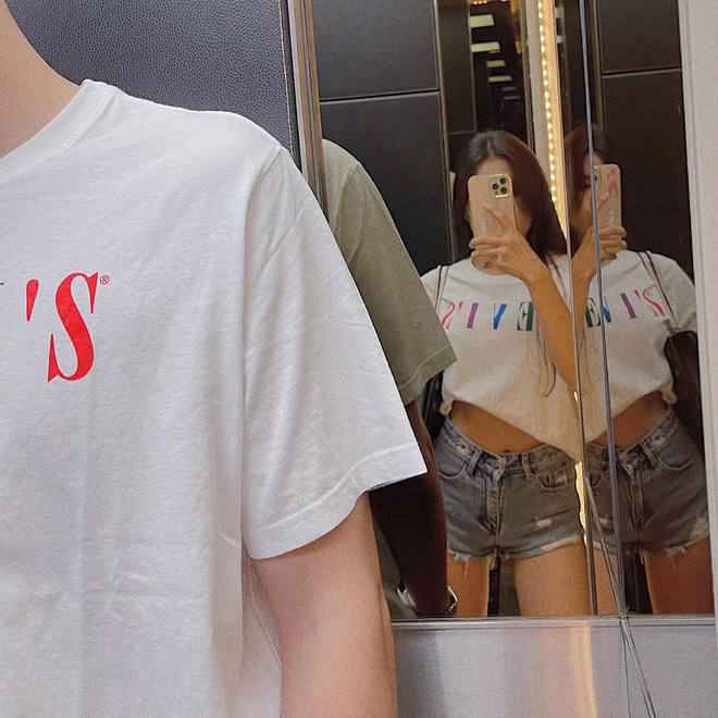 Không chỉ đồng hành cùng bạn trai khi thi đấu trong nước, Yến Xuân cũng sẵn sàng ra nước ngoài khi Đặng Văn Lâm xuất ngoại. Trong thời gian thủ môn đội tuyển Việt Nam sang Thái Lan thi đấu, cô cũng sang ở cùng một thời gian để chăm sóc.