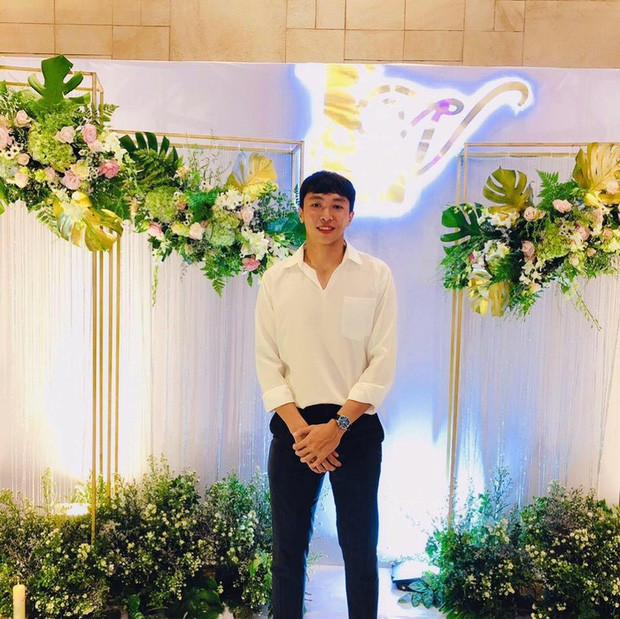 Tuấn Hưng và bạn gái bắt đầu hẹn hò vào giữa năm 2018 và công khai chuyện tình cảm với người hâm mộ vào tháng 3 năm ngoái. "Chúng ta còn quá trẻ để nói hai từ mãi mãi. Nhưng chúng ta đủ lớn để hiểu hai từ thật lòng", chàng thủ môn U23 Việt Nam viết. Về phần mình, Thanh Tuyền cũng đăng những hình ảnh chụp chung với bạn trai và bày tỏ tình cảm đơn giản nhưng rất dễ thương bằng icon trái tim.